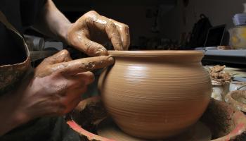 Keramiker jobber med krukke